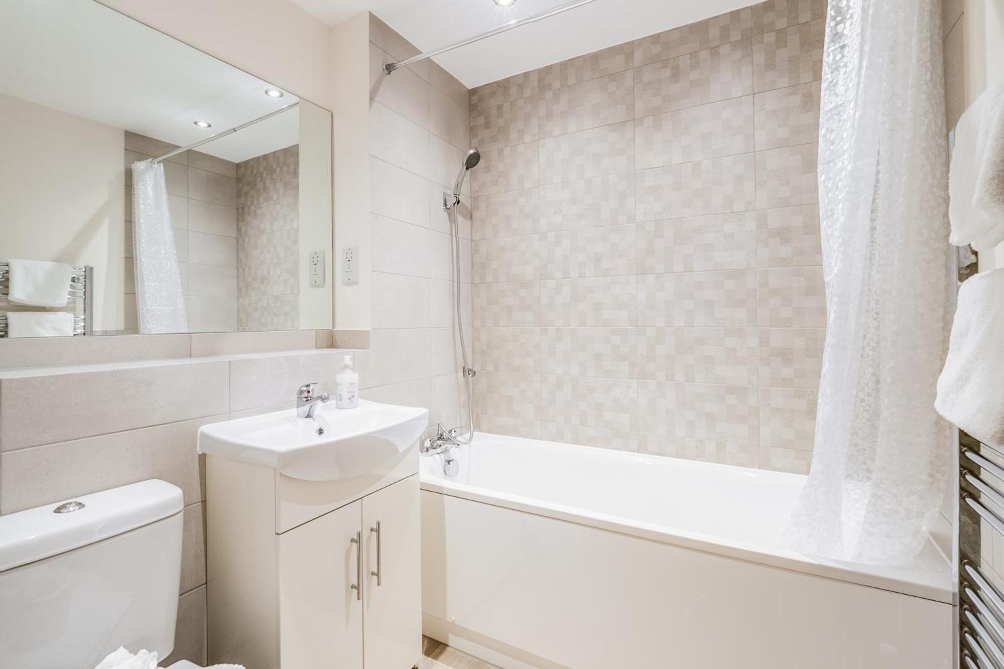 Modern Comfort Flat Town Centre Up To 8 People *